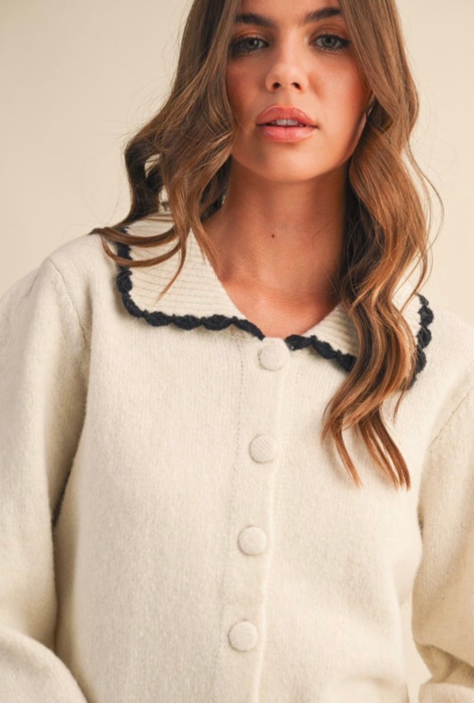 Contrast Scalloped Collar Sweater